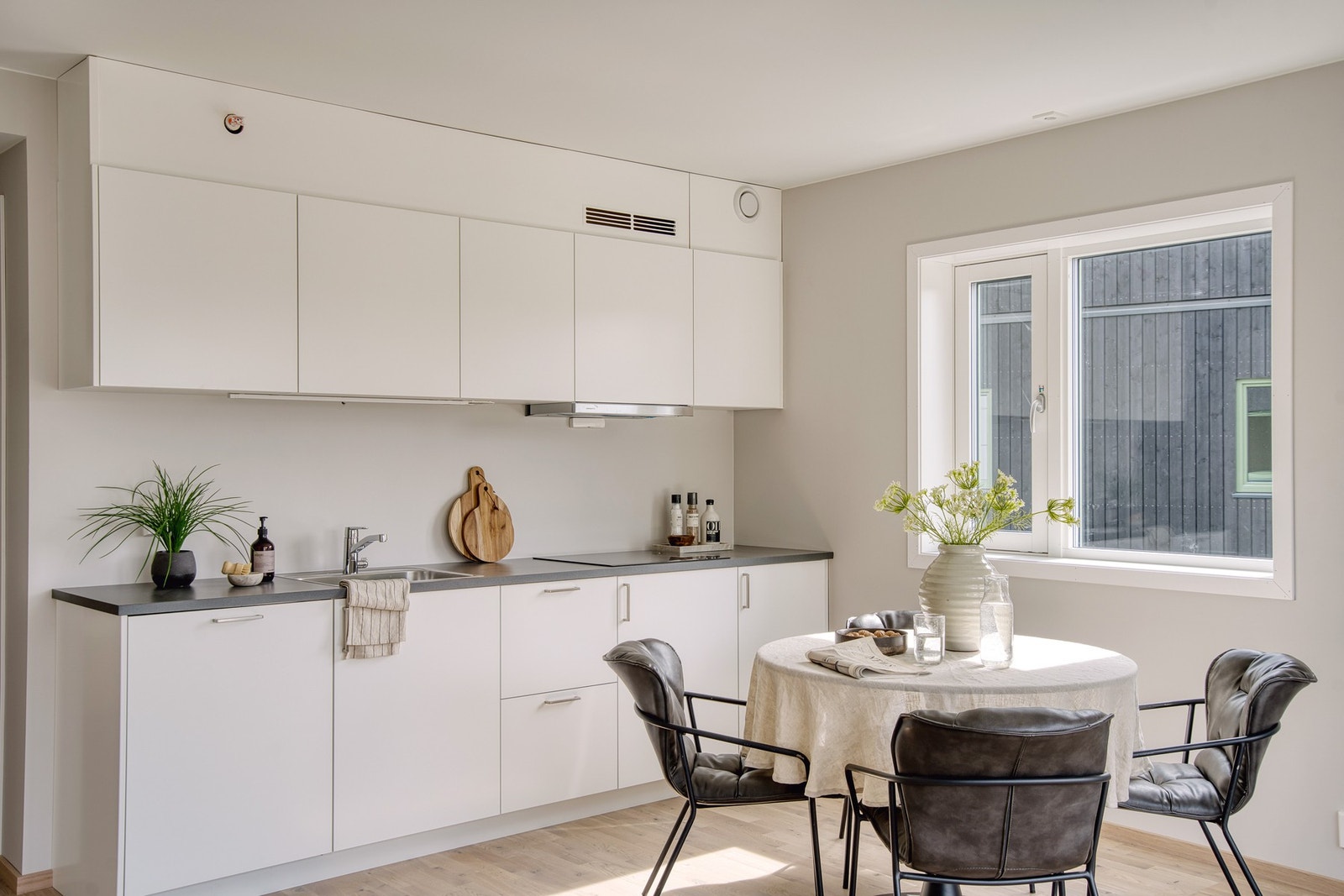 Integrerte hvitevarer ser ikke kun stilrent ut, men sørger også for enkel rengjøring (bilder fra tilsvarende bolig) Galleribilde