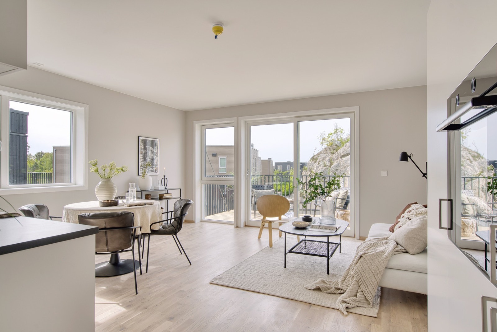 Stuen åpner seg mot solen - et pustested midt i hverdagen (bilder fra tilsvarende bolig) Galleribilde