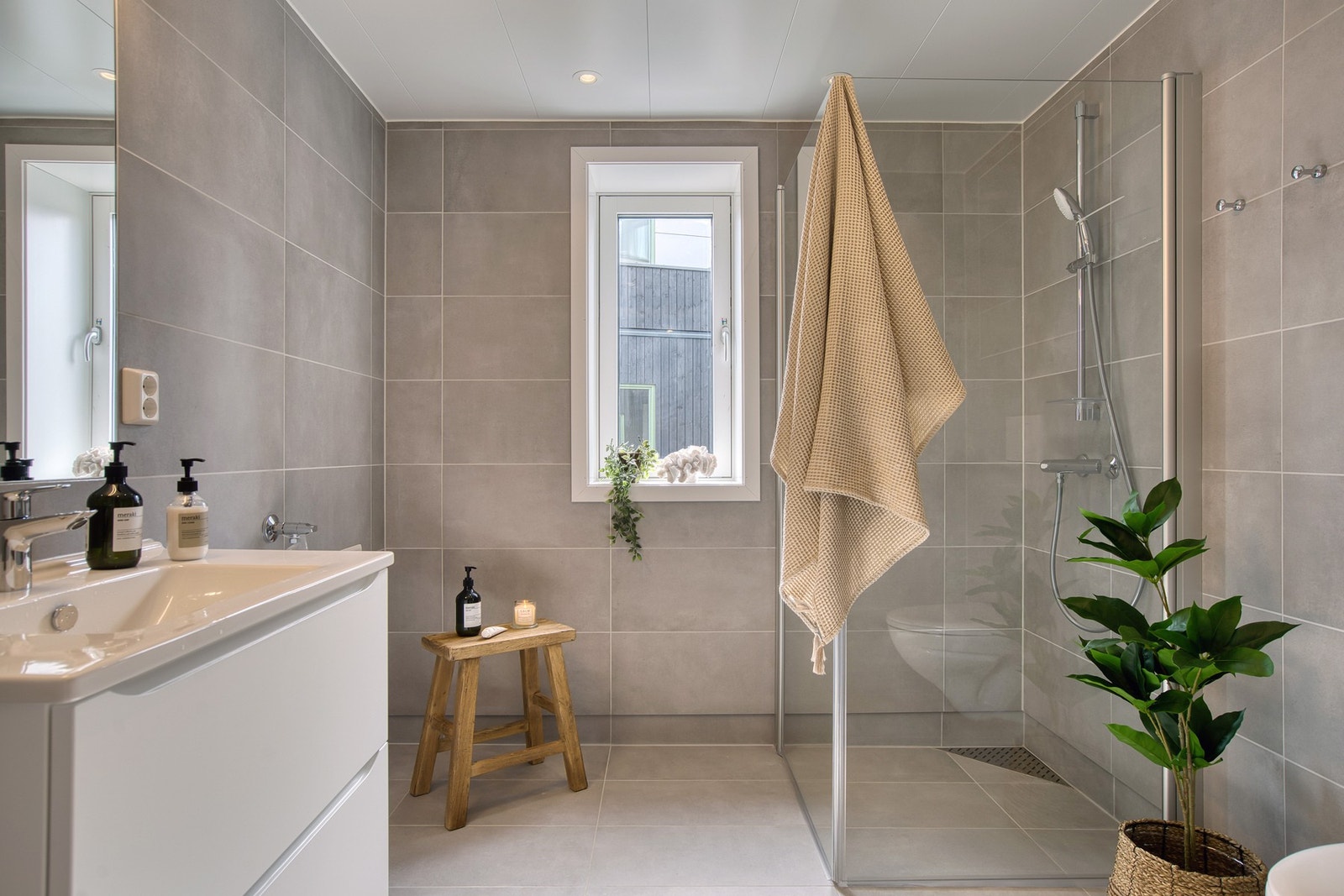 Badet med rene linjer og varme er et fint sted å starte hverdagsritualer Galleribilde