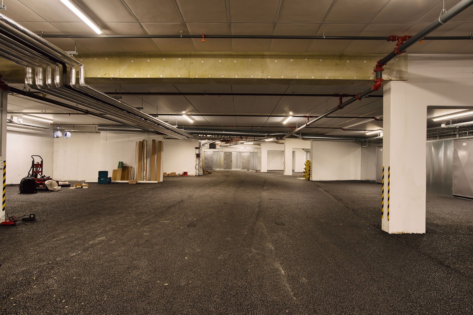 Parkeringsplass i felles garasjekjeller, klargjort for elbillader Galleribilde