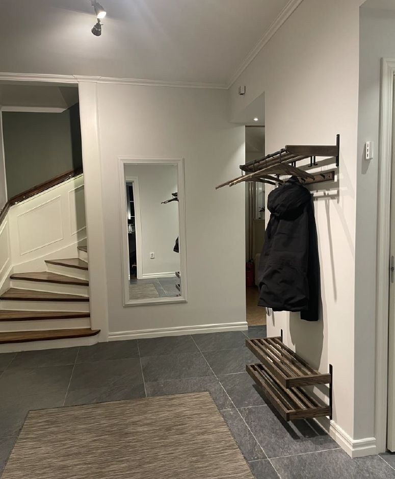 Hall med trappa upp Galleribilde