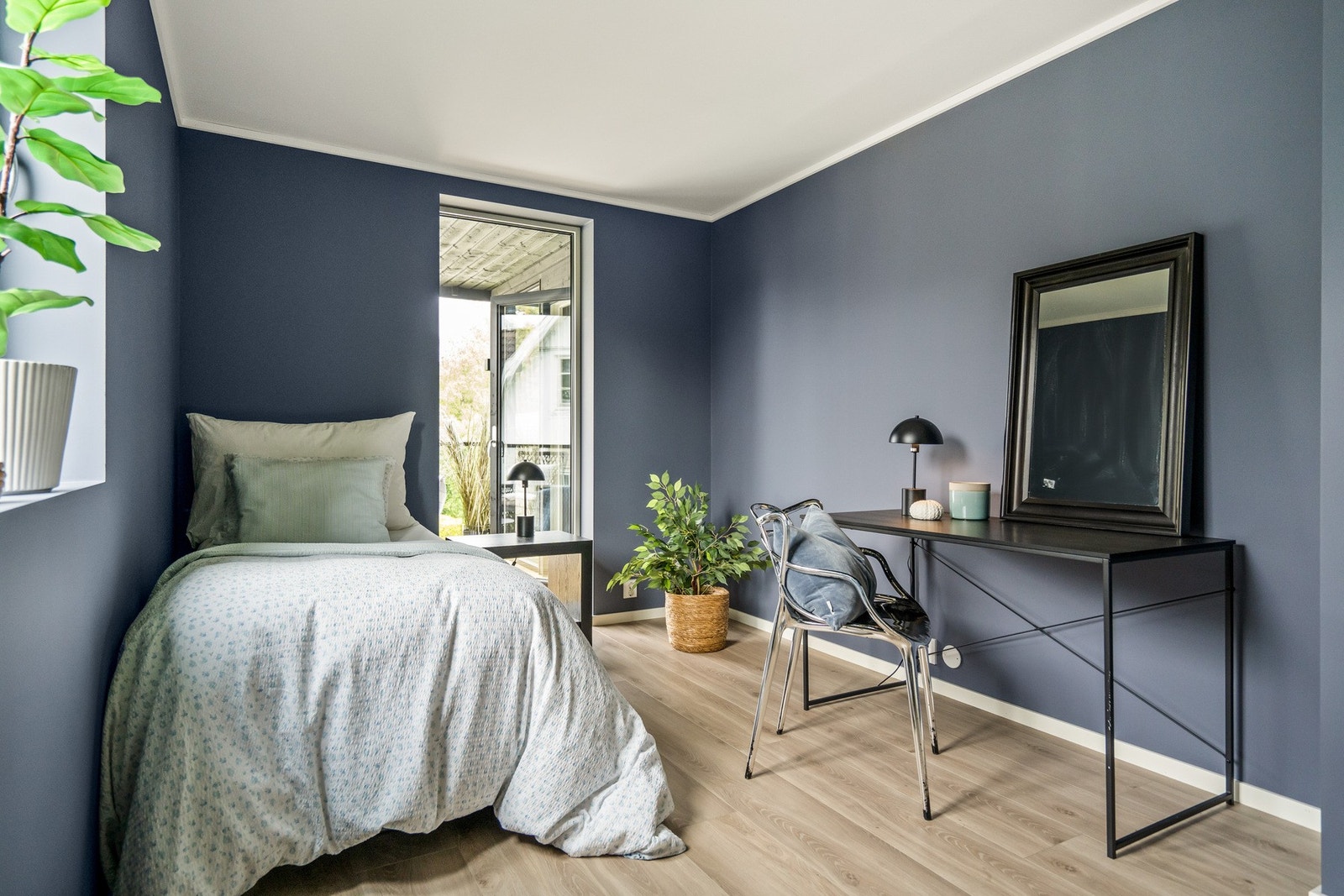 Soverom med plass til både seng, nattbord og skrivebord.
NB: Bilder er tatt i forholdsvis lik leilighet i etasjen over (Missingfjellet 5D) Galleribilde