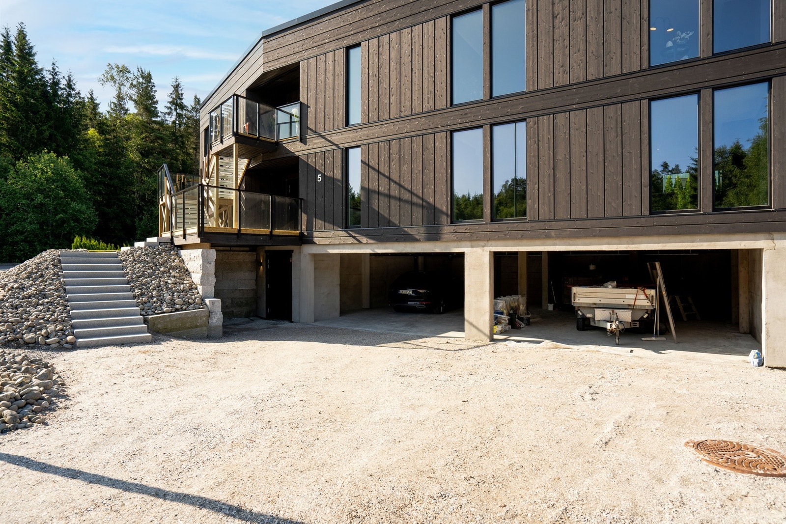 Det er parkering i carport under boligen. Her er det også en sportsbod. Galleribilde