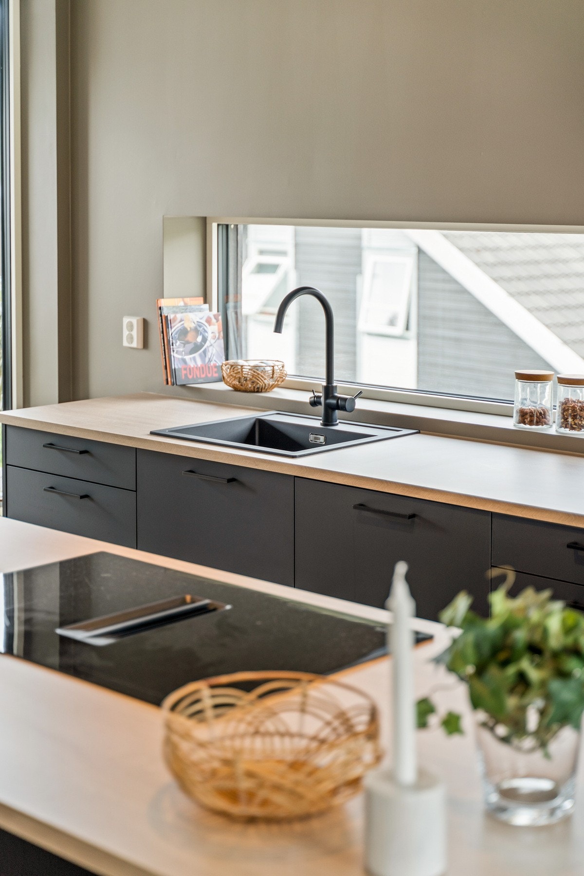 Stilig kjøkkeninnredning fra Mesterkjøkken.
NB: Bilder er tatt i forholdsvis lik leilighet i etasjen over (Missingfjellet 5D) Galleribilde