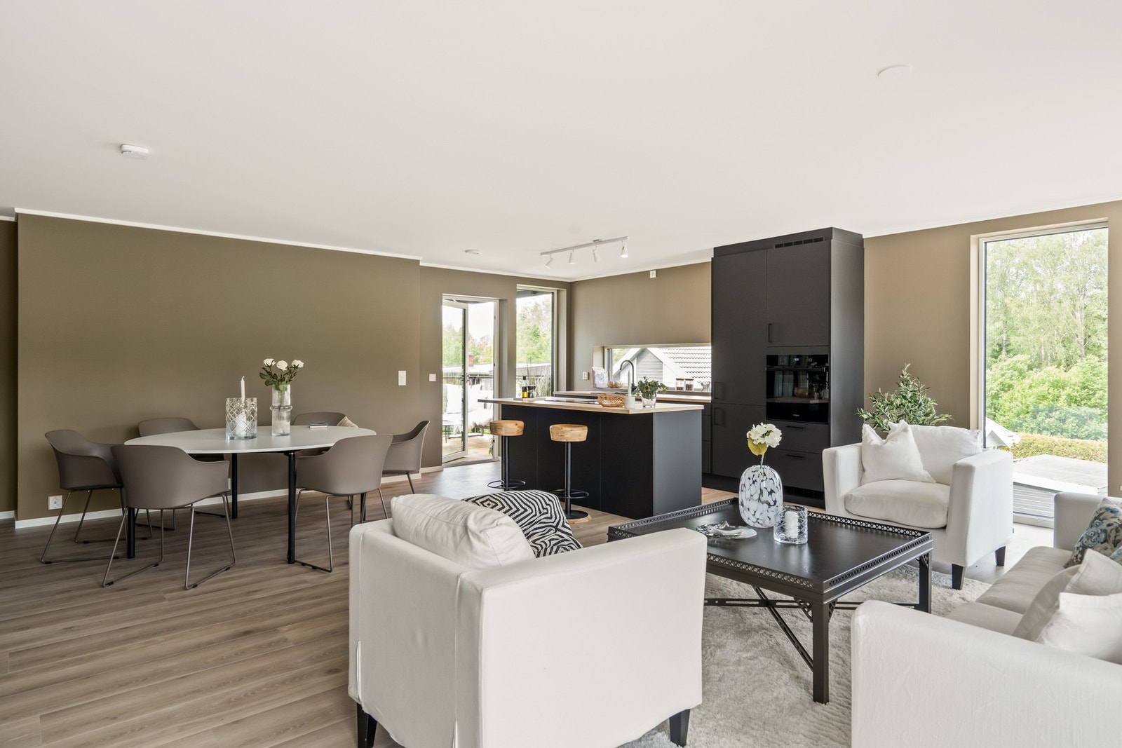 Det er lys 1 stavs laminat i stue, kjøkken og soverom.
NB: Bilder er tatt i forholdsvis lik leilighet i etasjen over (Missingfjellet 5D) Galleribilde