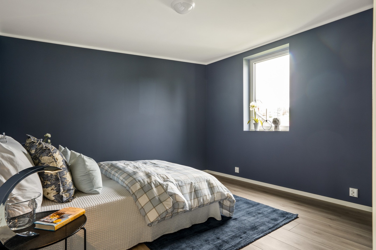 Romslig soverom med god plass til dobbeltseng og nattbord.
NB: Bilder er tatt i forholdsvis lik leilighet i etasjen over (Missingfjellet 5D) Galleribilde