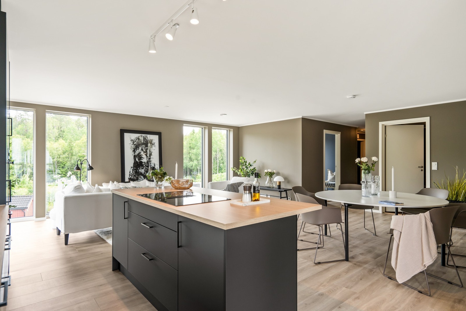 Moderne fargevalg som gjør det enkelt å innrede.
NB: Bilder er tatt i forholdsvis lik leilighet i etasjen over (Missingfjellet 5D) Galleribilde