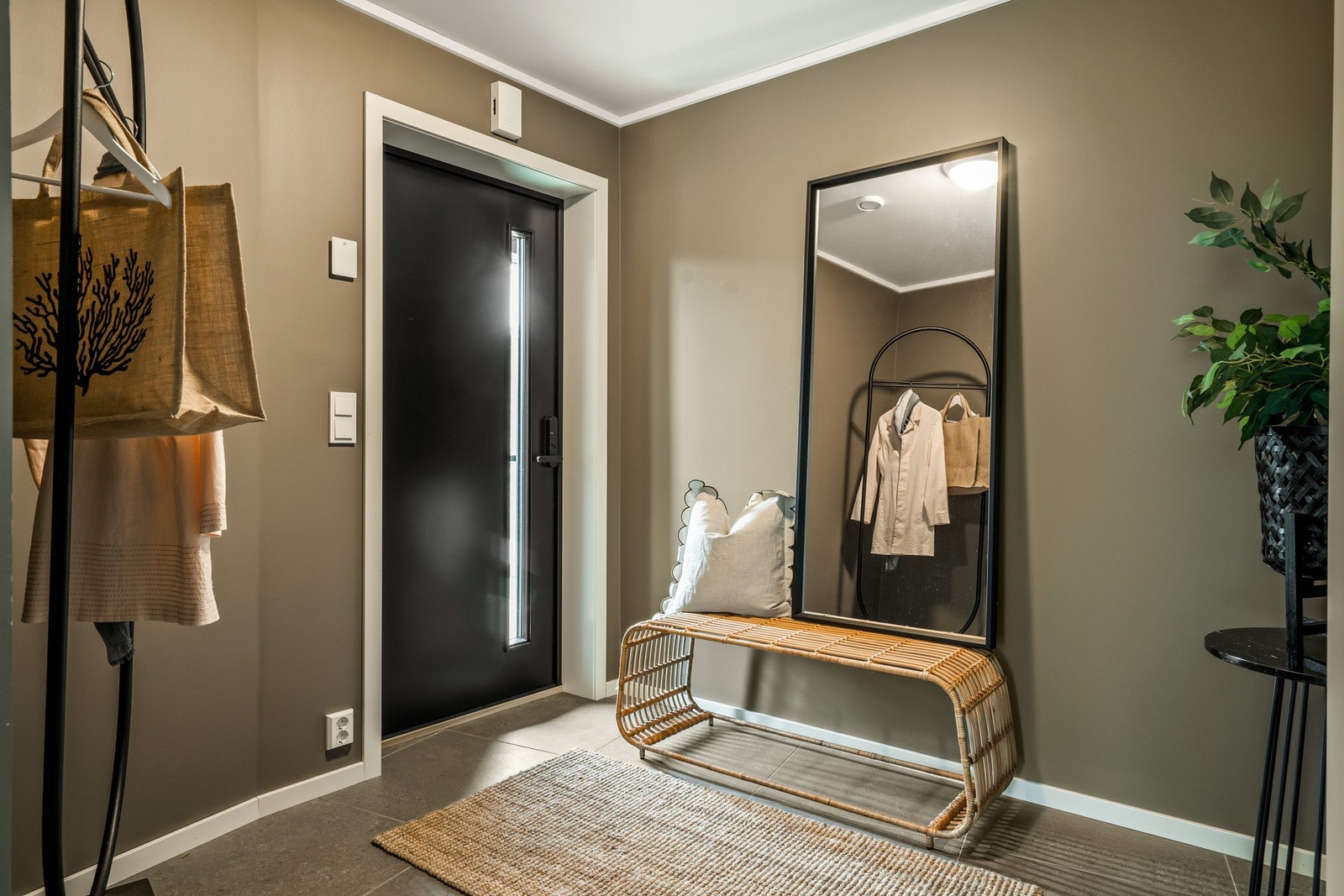 Velkommen inn! Fliser på gulv.
NB: Bilder er tatt i forholdsvis lik leilighet i etasjen over (Missingfjellet 5D) Galleribilde