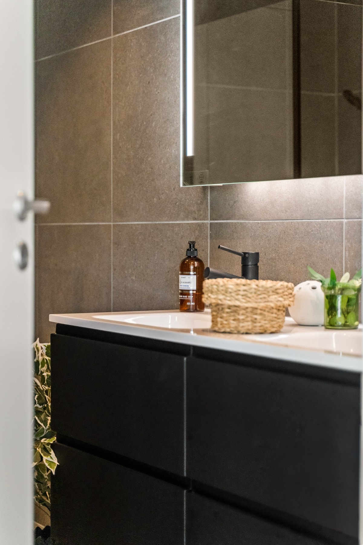 Doble servanter.
NB: Bilder er tatt i forholdsvis lik leilighet i etasjen over (Missingfjellet 5D) Galleribilde