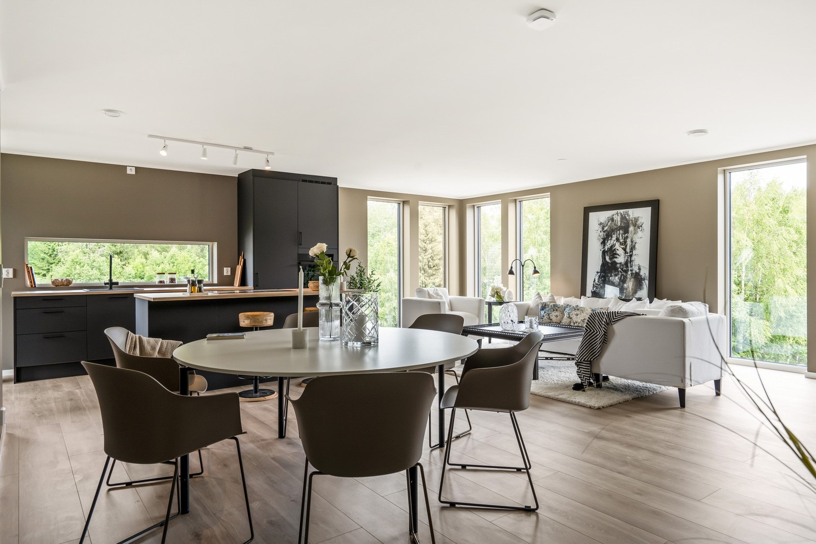 Stuen er romslig og har plass til flere sittegrupper.
NB: Bilder er tatt i forholdsvis lik leilighet i etasjen over (Missingfjellet 5D) Galleribilde