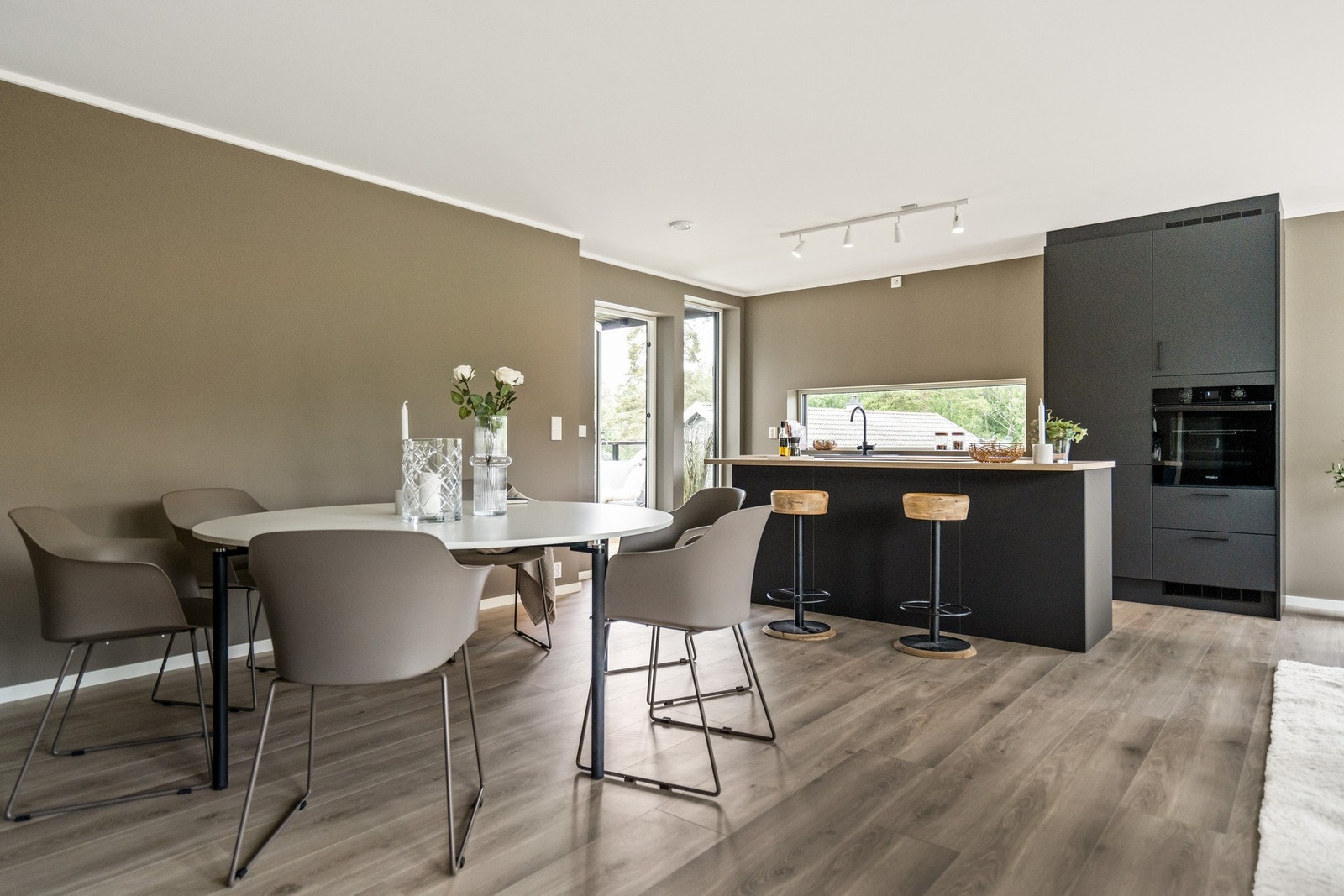 Her kan familien samles til gode måltid.
NB: Bilder er tatt i forholdsvis lik leilighet i etasjen over (Missingfjellet 5D) Galleribilde