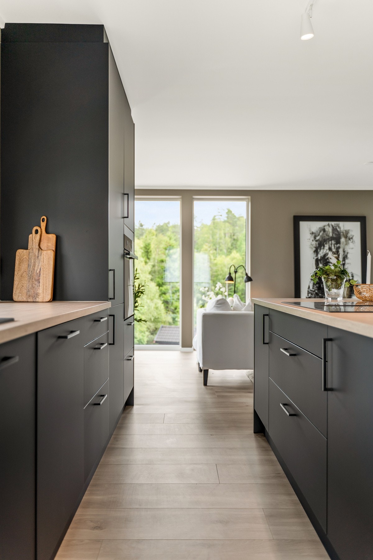 Godt med skap- og benkeplass.
NB: Bilder er tatt i forholdsvis lik leilighet i etasjen over (Missingfjellet 5D) Galleribilde