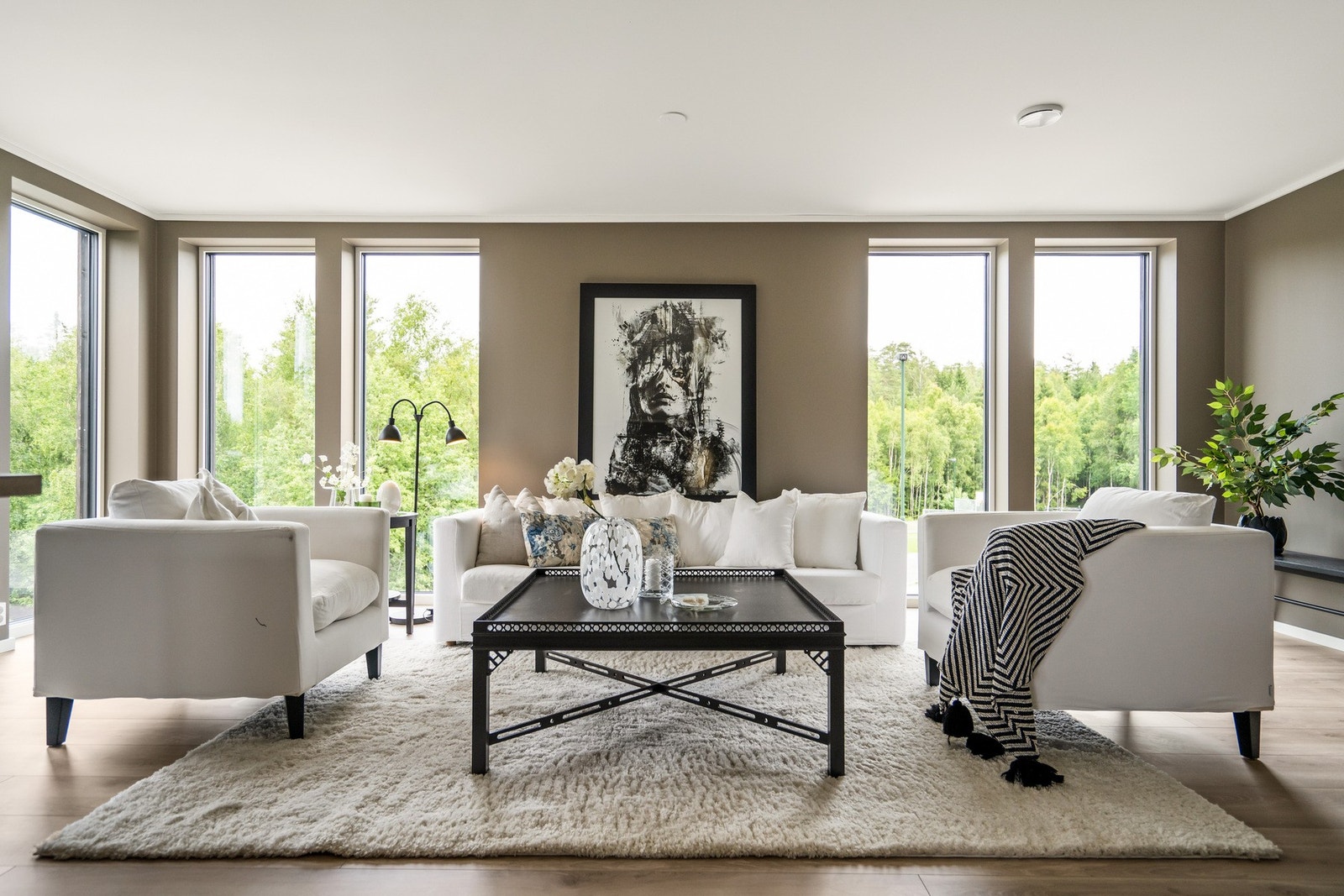 Store vindusflater som slipper inn rikelig med dagslys.
NB: Bilder er tatt i forholdsvis lik leilighet i etasjen over (Missingfjellet 5D) Galleribilde