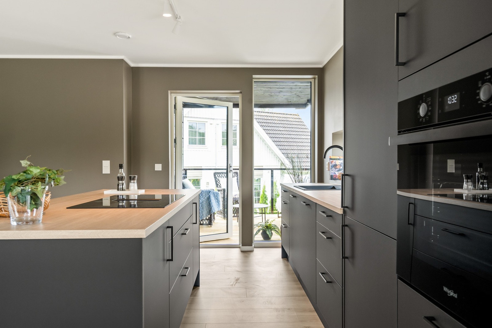 Fra kjøkkenet er det utgang til en koselig balkong.
NB: Bilder er tatt i forholdsvis lik leilighet i etasjen over (Missingfjellet 5D) Galleribilde