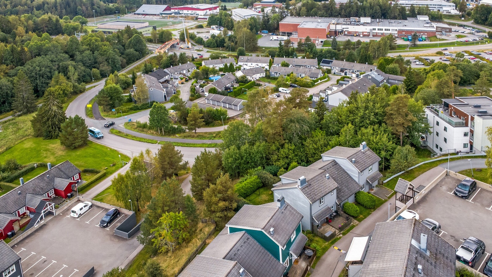 Langhus har et stort idrettssamfunn med et bredt tilbud av idretter. Langhus AIL kan tilby basketball, turn, bordtennis og idrettsskole i tillegg til at det er egne lag for håndball og fotball. Galleribilde