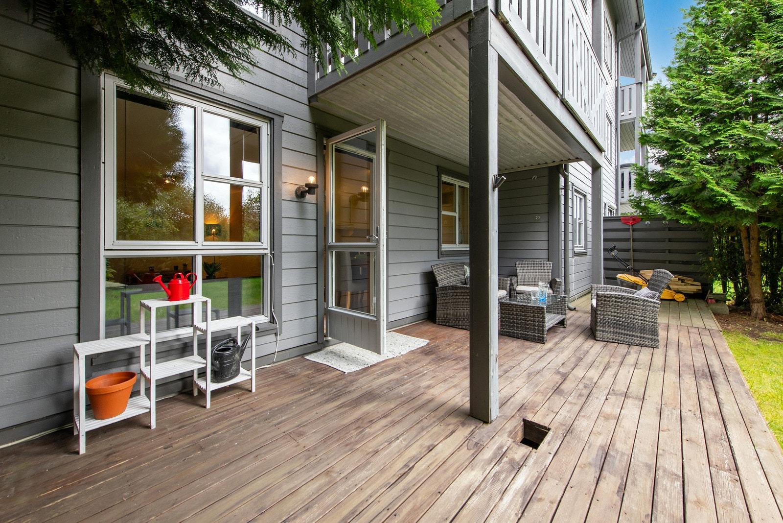 Innvendig fremstår boligen som attraktiv med en luftig stue med store vindusflater og utgang til sydøst-vendt terrasse. på ca. 25 kvm, kjøkken med god skap- og benkeplass, romslig bad og koselig soverom. Galleribilde