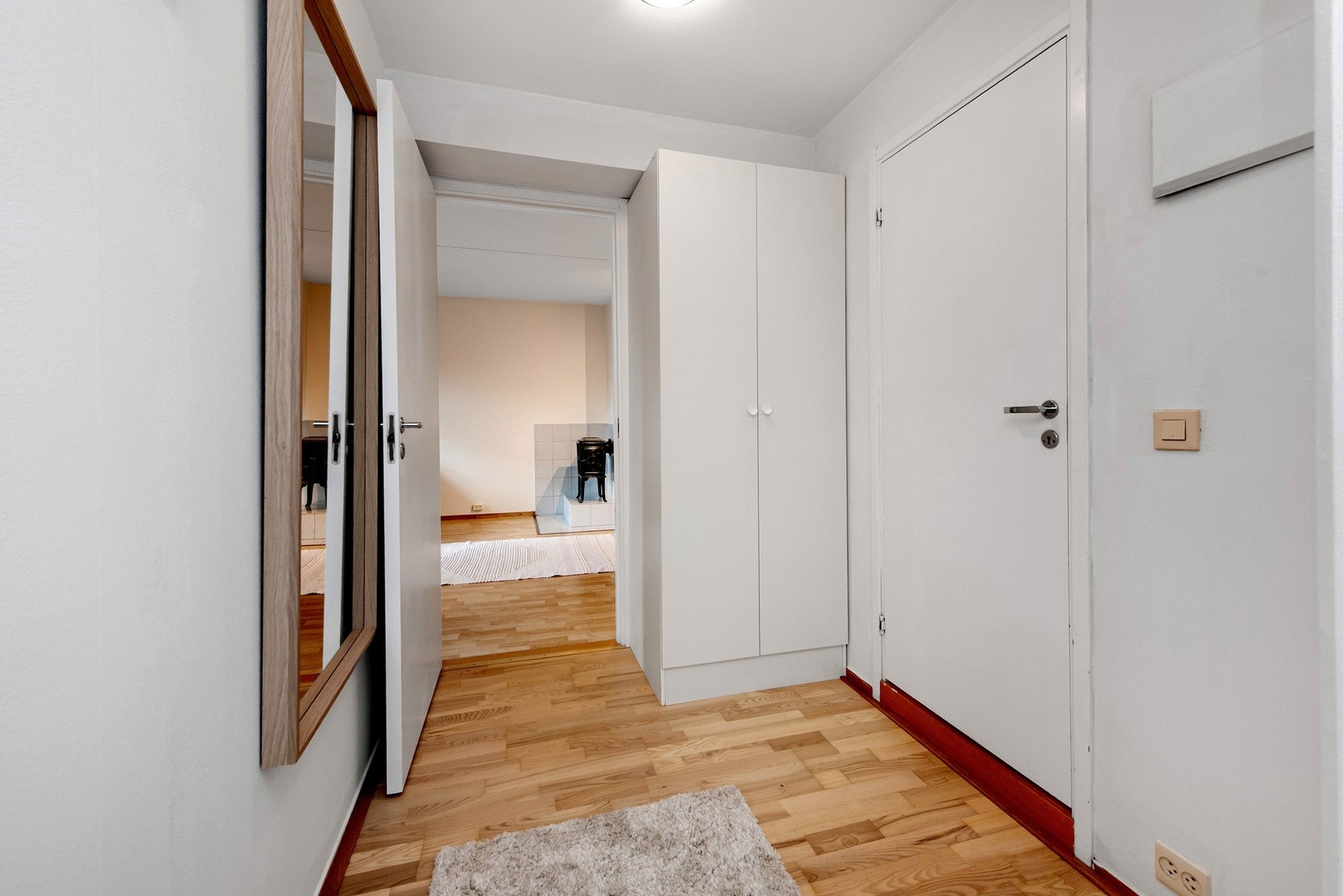 Innbydende og lys entré med god plass til å henge av seg ytterklær og sette fra seg skoene. Galleribilde