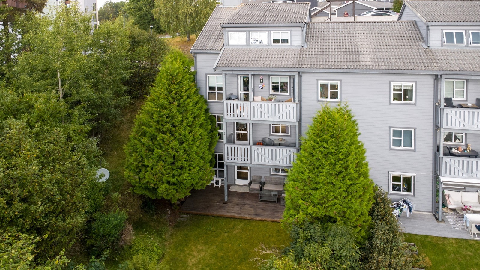 Området har gode kollektivforbindelser. Fra Jettegryta bussholdeplass (ca. 200 meter unna) går bussene hyppig til Vevelstad stasjon, Ski, Ås og Drøbak. Galleribilde