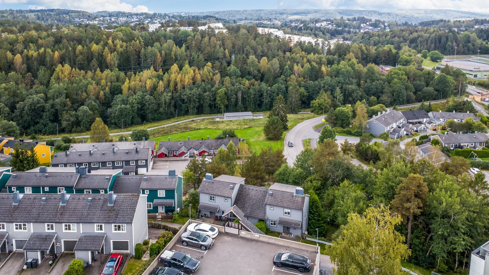 Samlet sett byr beliggenheten på en balansert kombinasjon av nærhet til servicetilbud, rekreasjonsmuligheter og gode kollektivforbindelser. Galleribilde