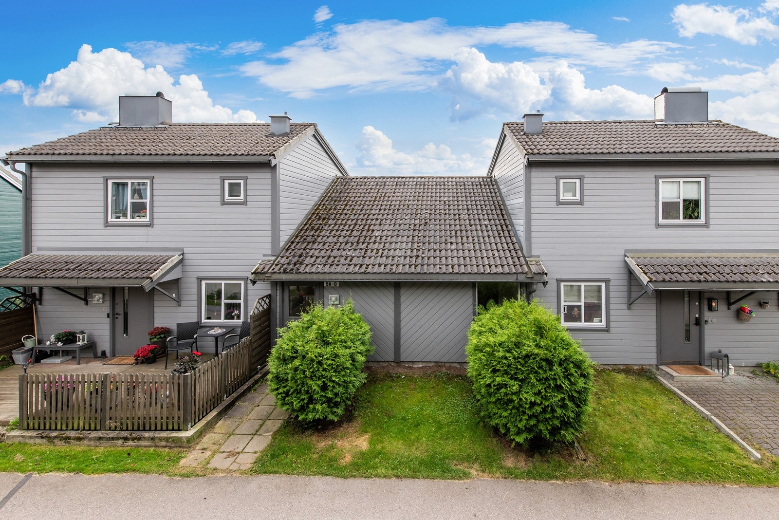 Boligen har en praktisk planløsning, er lyst innredet og holder en ok standard. Galleribilde