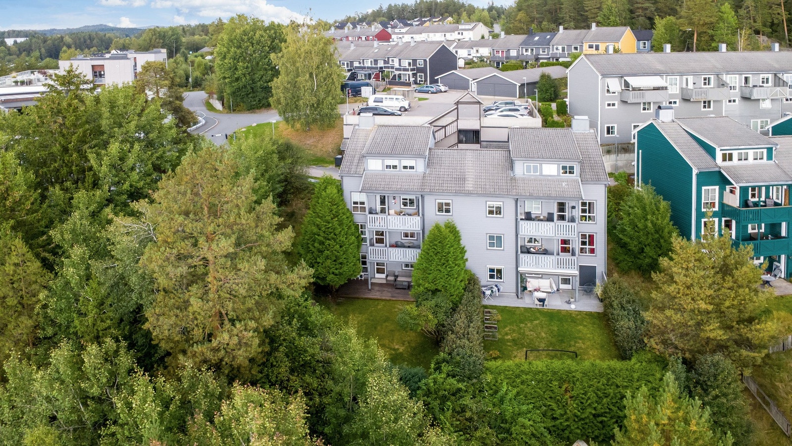 Det er ca. 7 minutters gange til Bøleråsen senter med matbutikken Kiwi, Balkan Kebab, frisør, legesenter, Puls 24 (treningssenter som er døgnåpent) og tannlege. Galleribilde