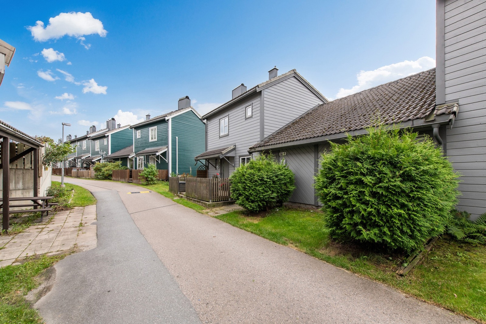 Jettegryta 5C har en attraktiv beliggenhet på Bøleråsen i Langhus - et rolig, veletablert og familievennlig boligområde. Galleribilde