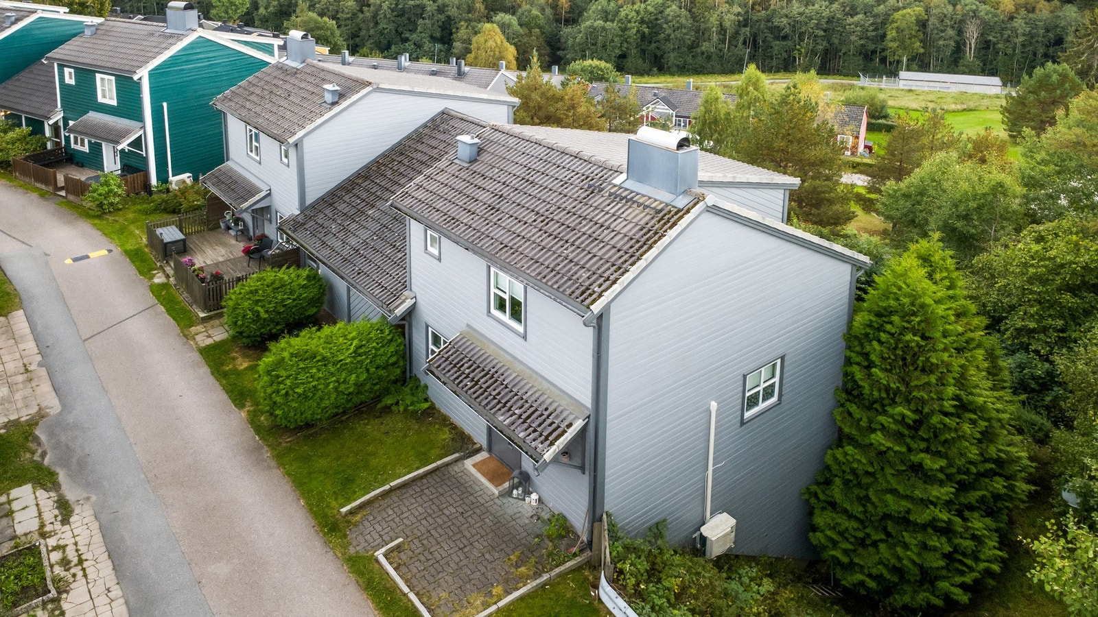 Her bor du med kort vei til alt hverdagen krever, samtidig som nærområdet byr på flotte tur- og rekreasjonsmuligheter året rundt. Galleribilde