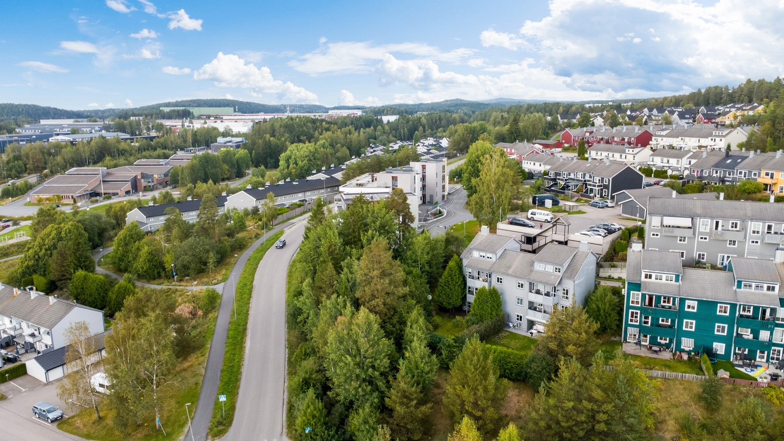 Det er gangavstand til både Bøleråsen barneskole og Vevelstadåsen skole, samt flere barnehager som Bøleråsen barnehage og Bjørkekroken barnehage. Galleribilde