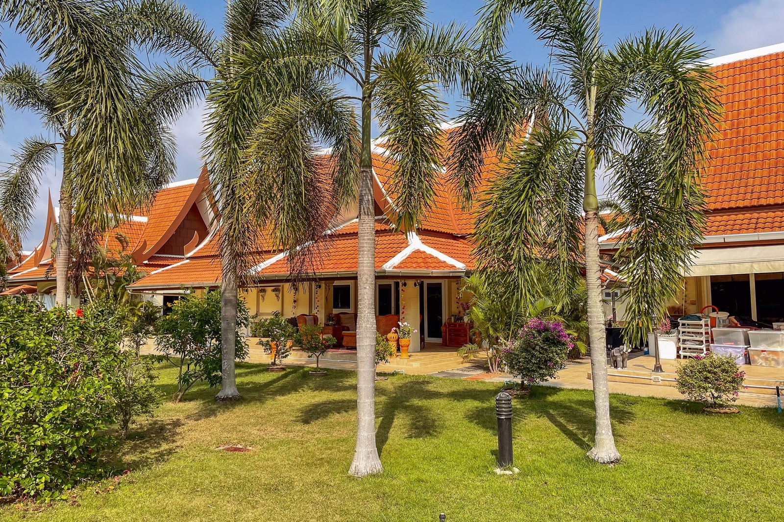 Villa sett fra hagen Galleribilde