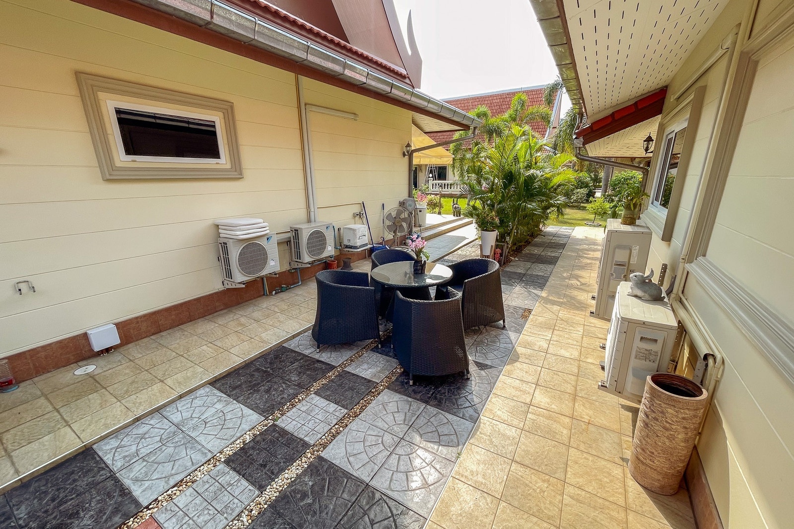 Fliselagt og ryddig rundt boligen Galleribilde