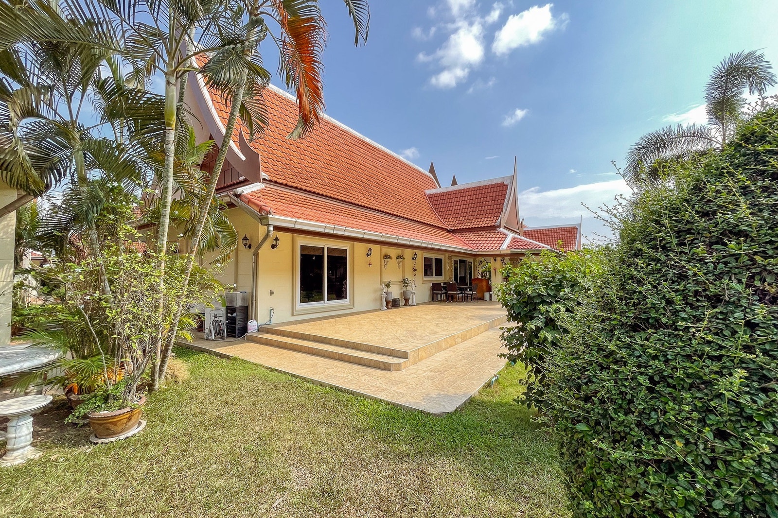 Villa sett fra hagen Galleribilde