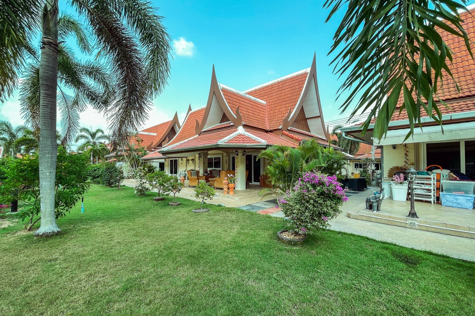 Villa sett fra hagen Galleribilde