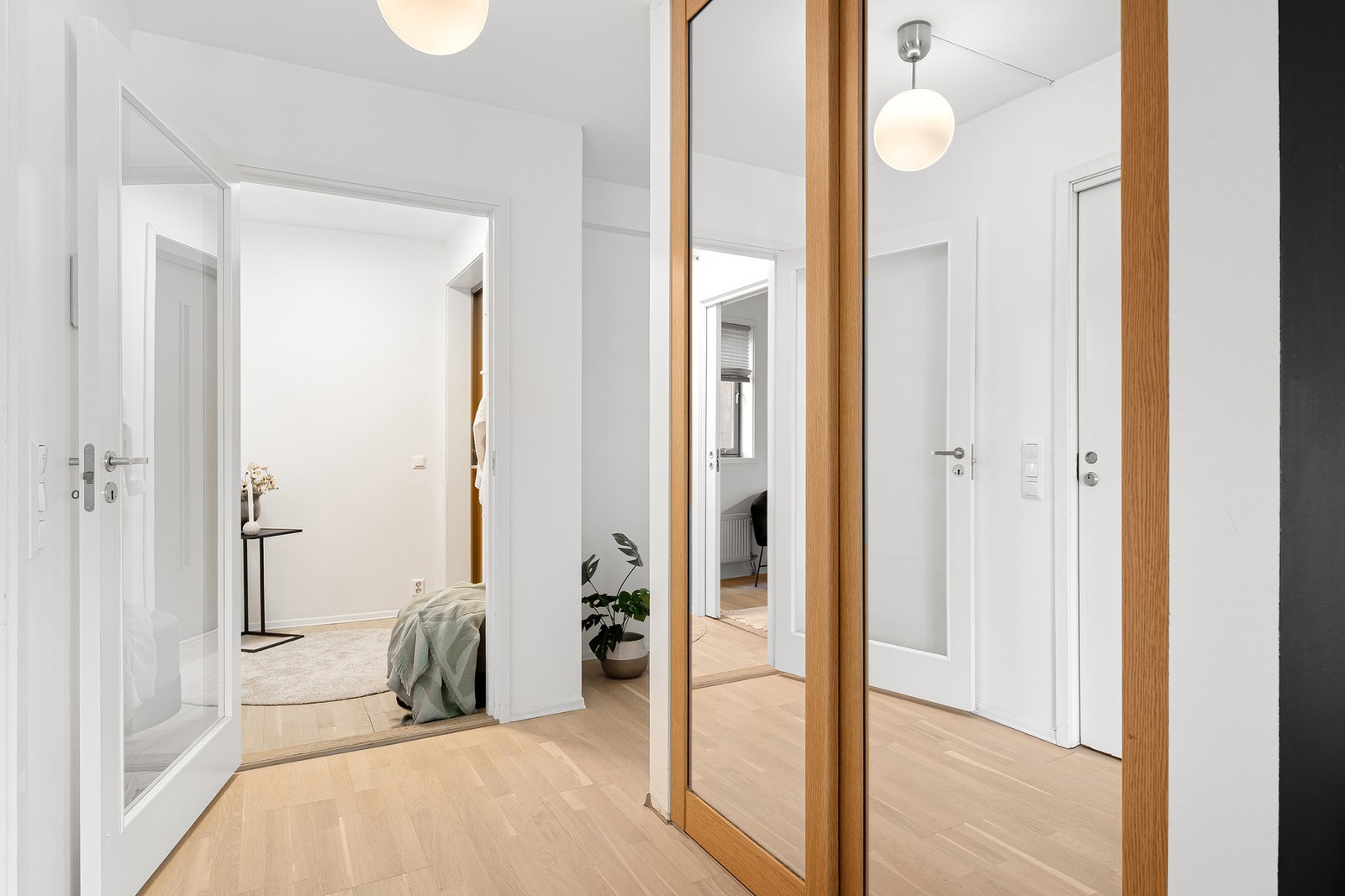 Lysg entré med gode muligheter for oppbevaring av sko og yttertøy. Galleribilde