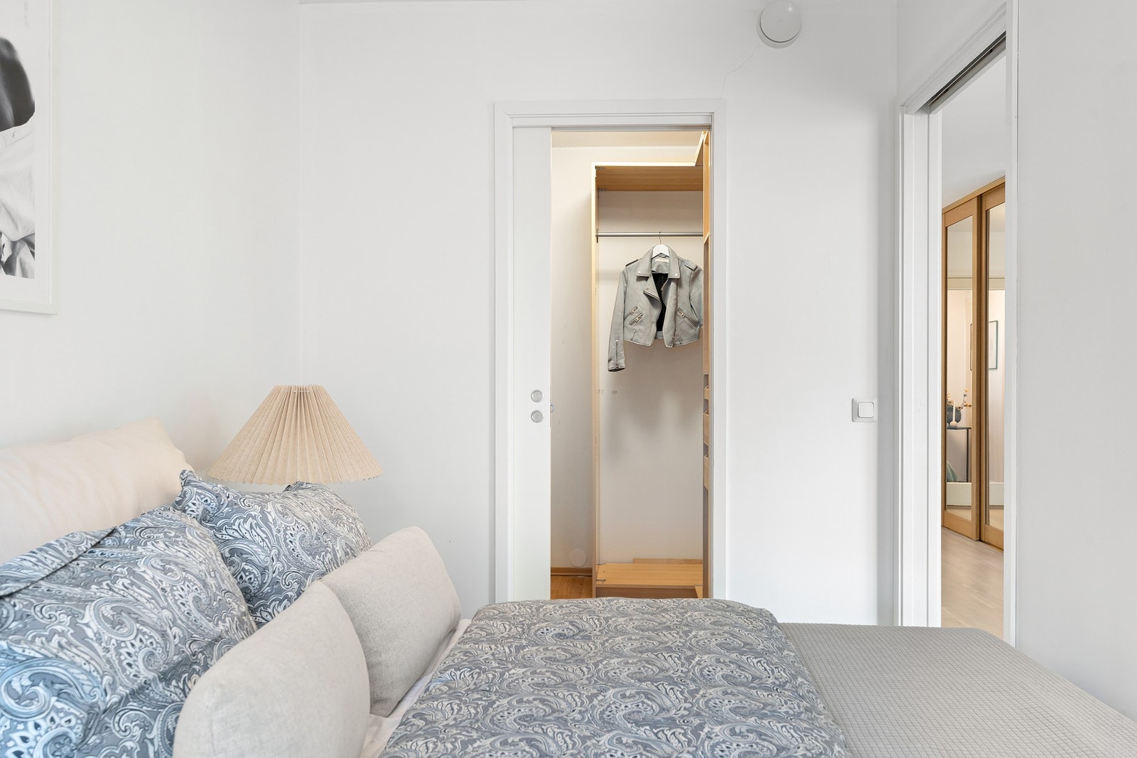 Praktisk inngang til soverommet på begge sider av sengen. Galleribilde