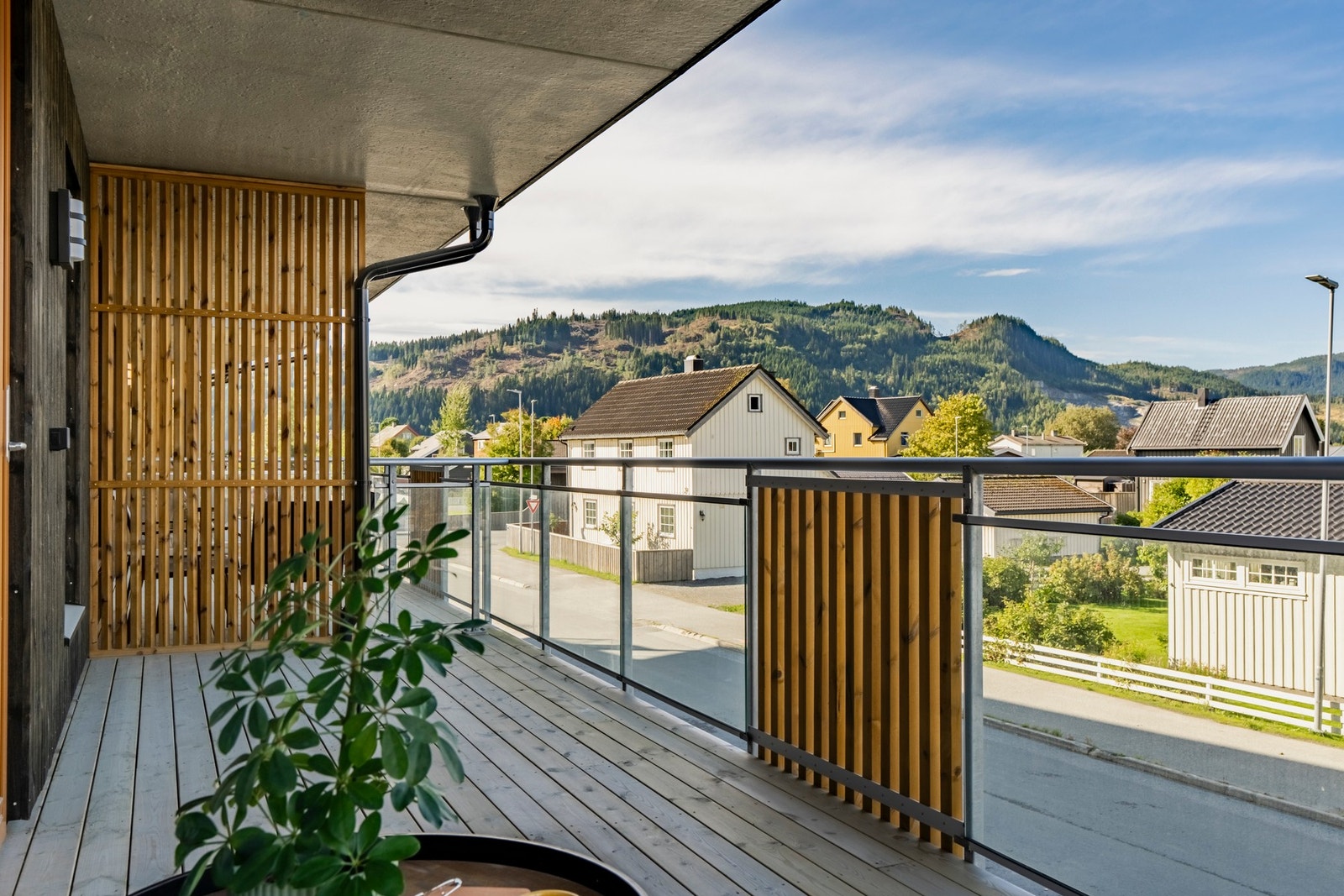 Balkongen er på 17,5 kvm og har god plass til ønsket utemøblement Galleribilde
