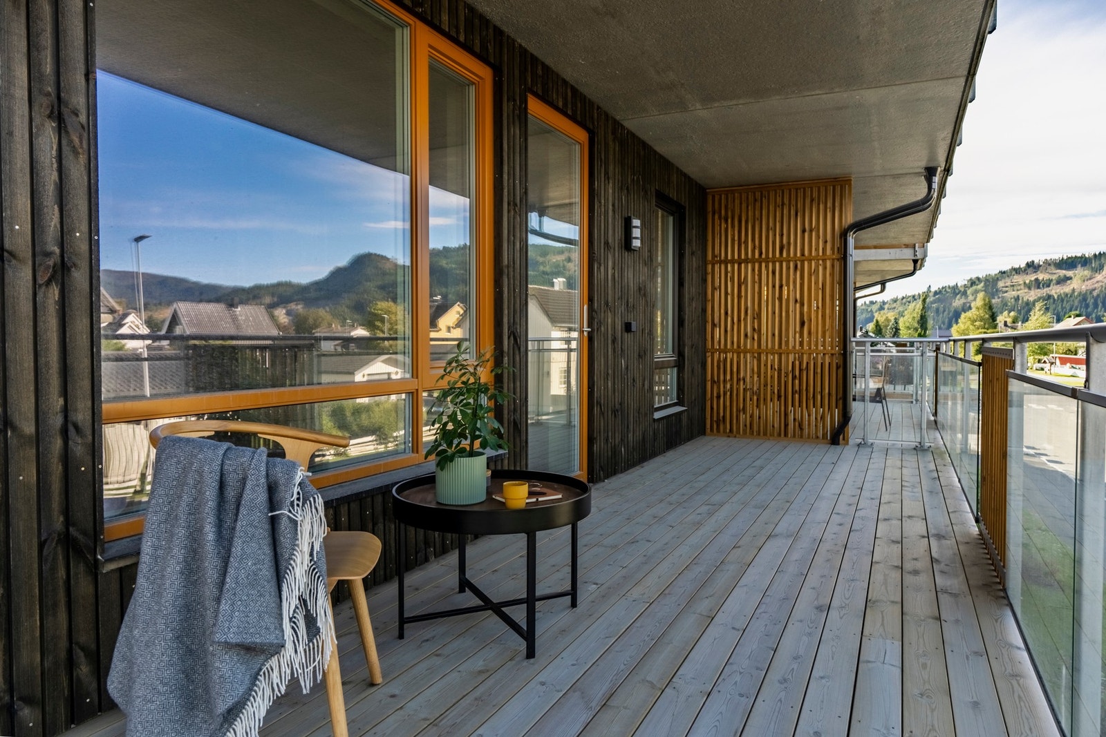 Fra stuen er det utgang til leilighetens balkong Galleribilde