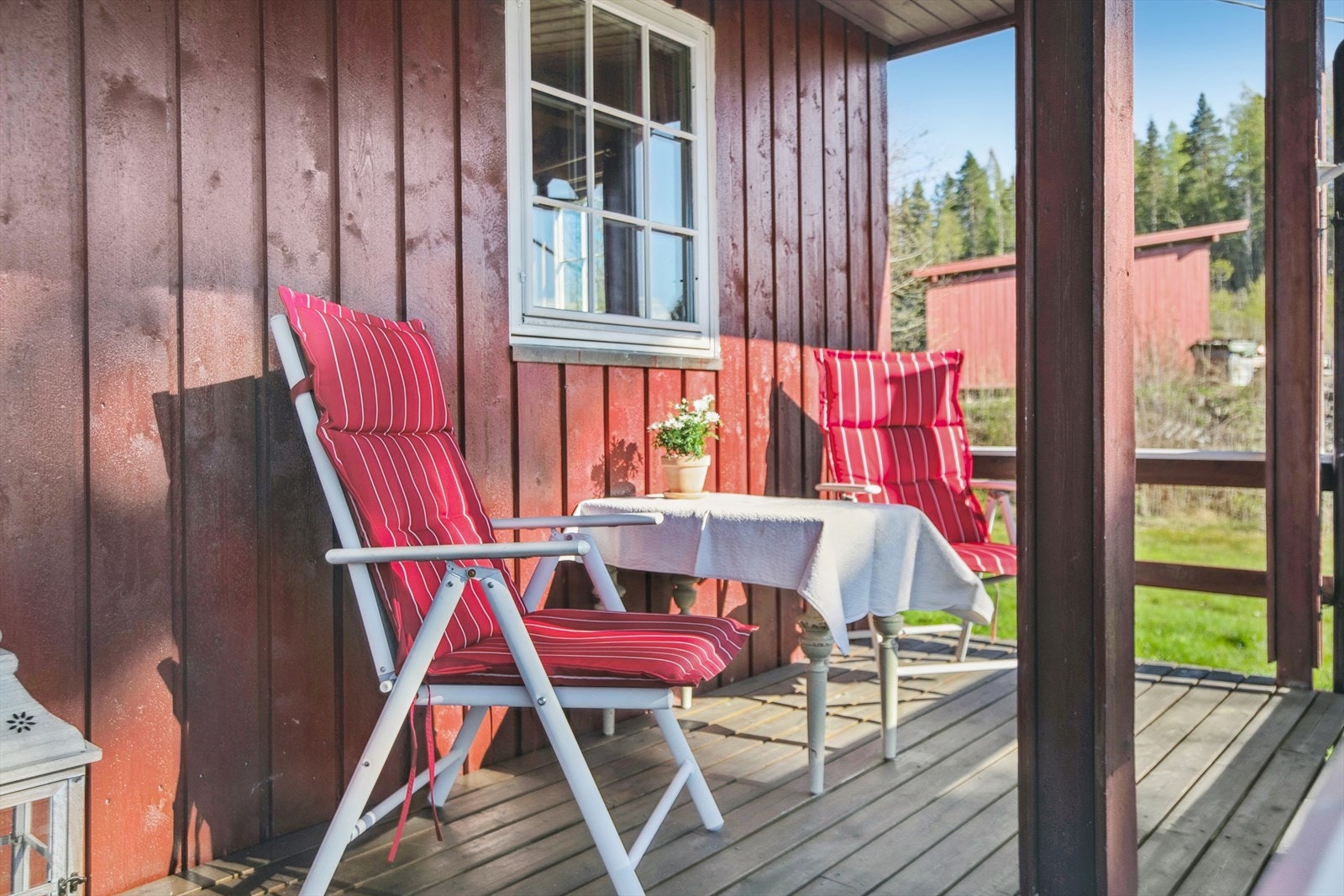 Terrasse utenfor inngangsparti. Galleribilde