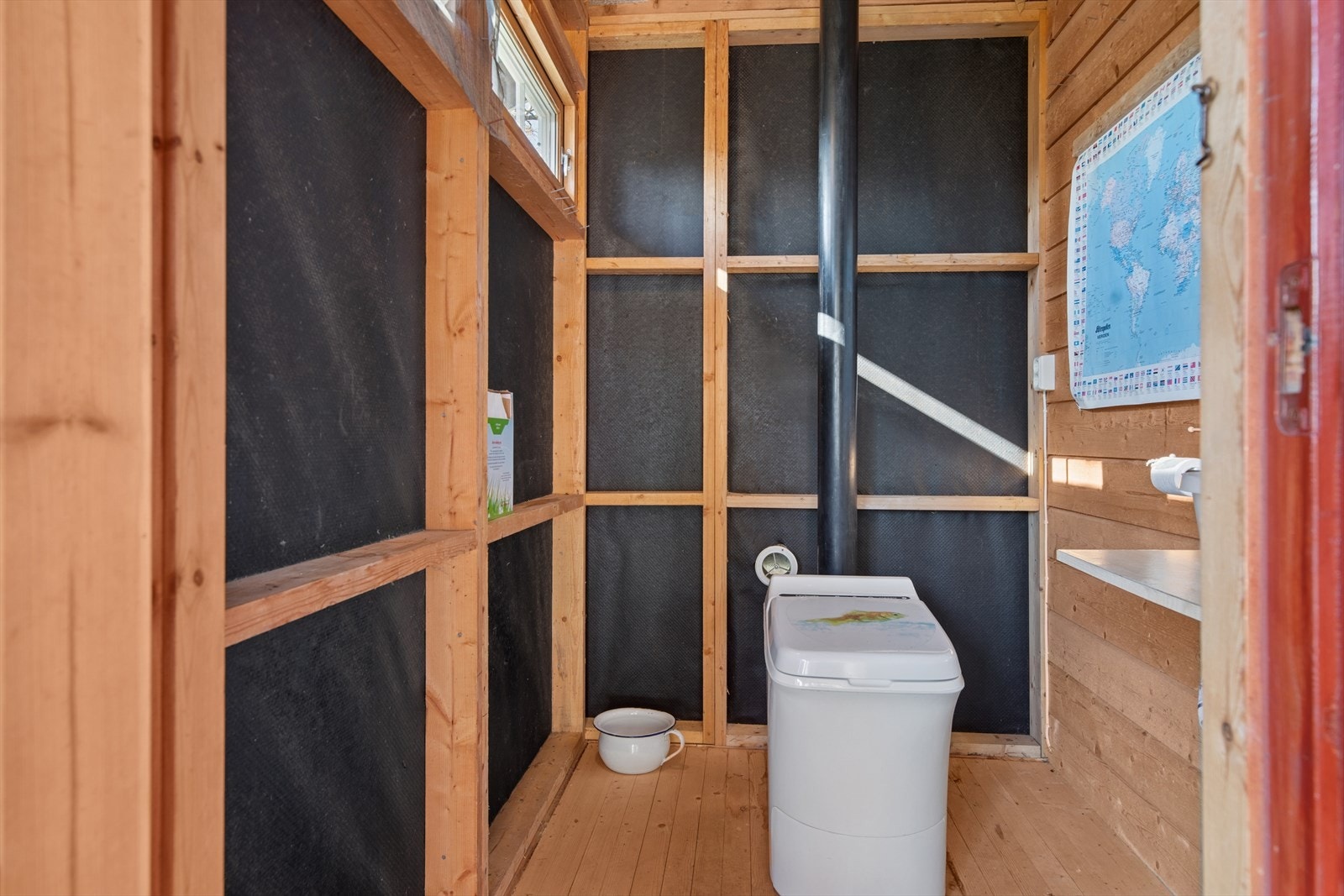 Utvendig bod ved inngangsparti med forbrenningstoalett. Galleribilde