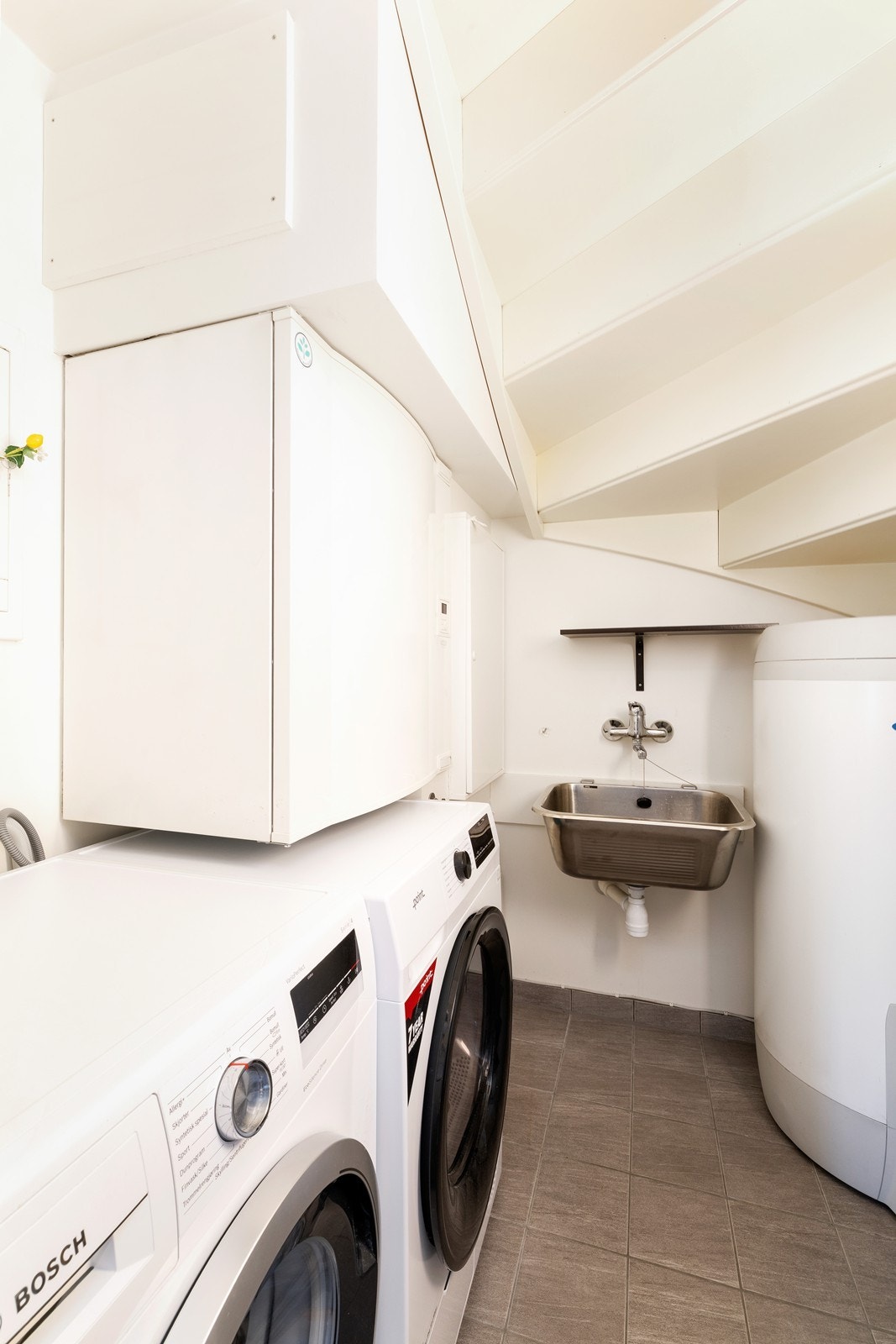 Vaskerom under trapp. Galleribilde