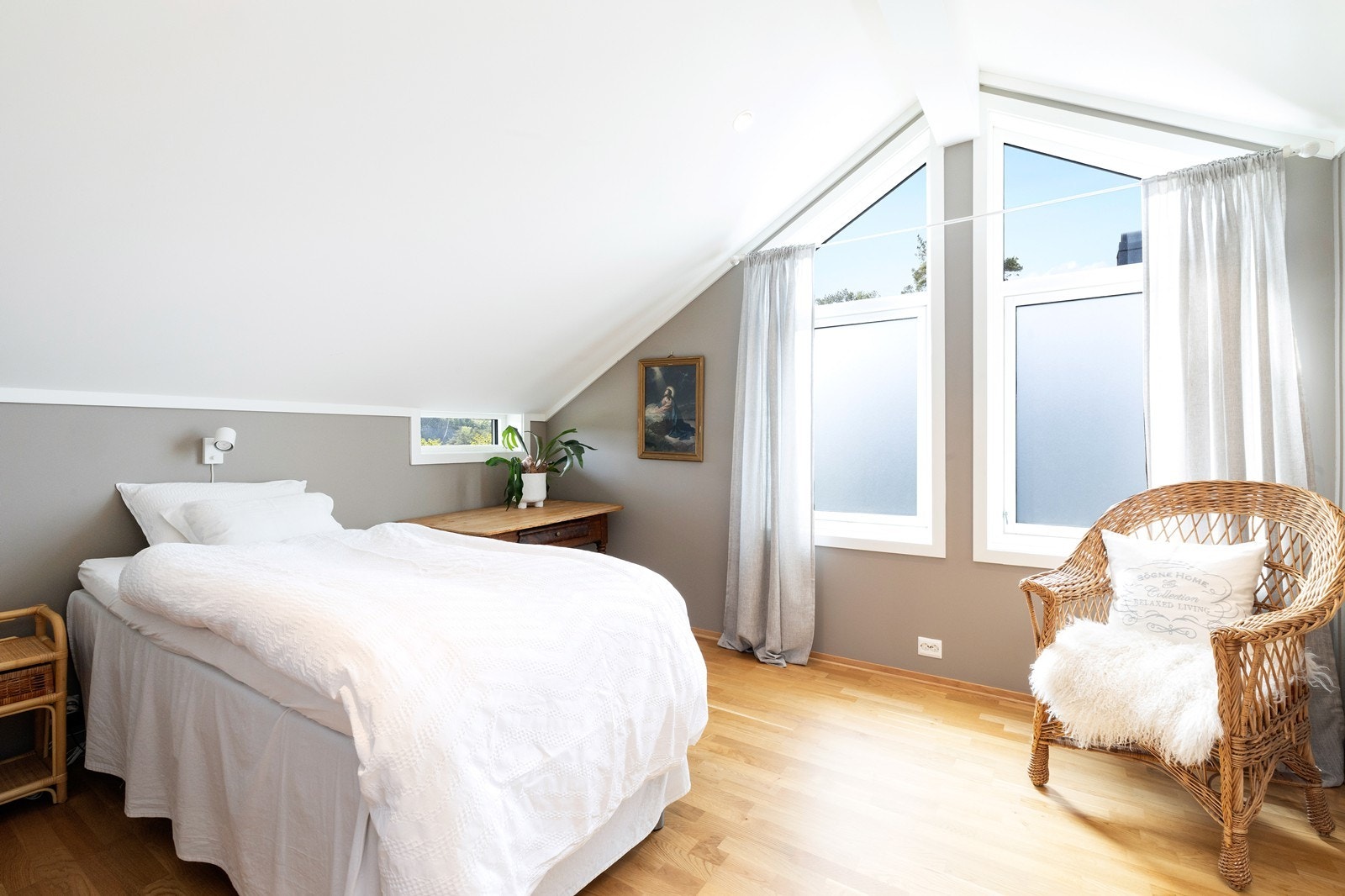 Soverom 2 med tilhørende walk-in garderobe. Galleribilde