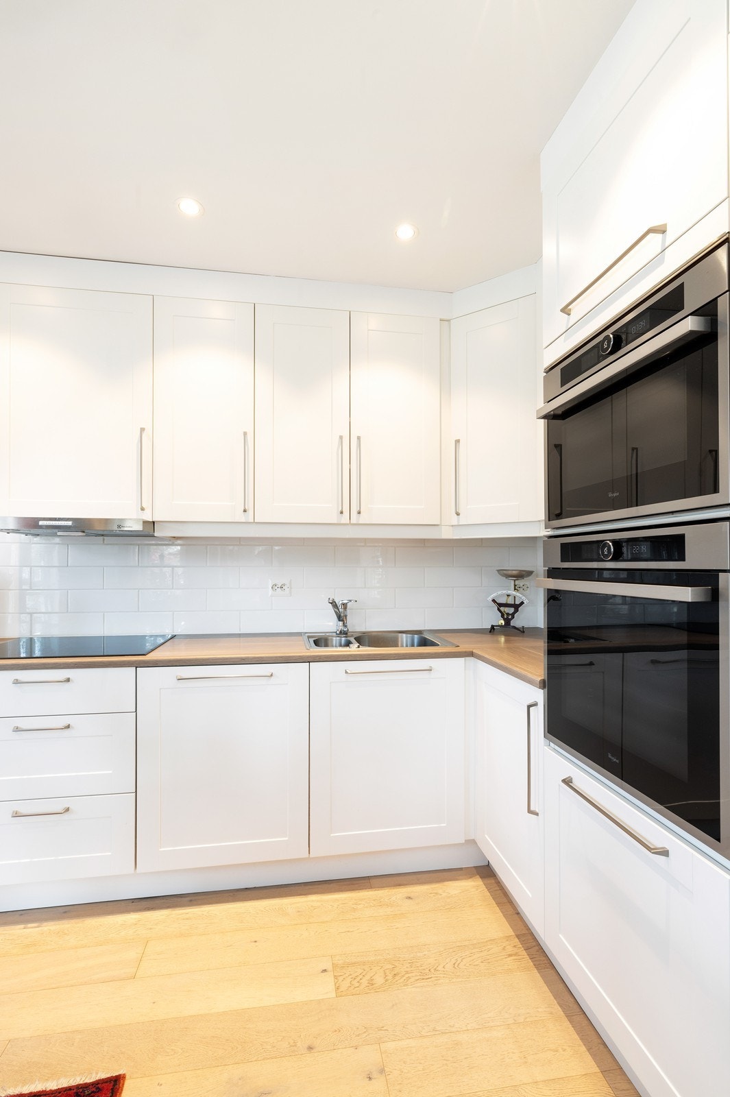 Integrerte hvitevarer som ovn, mikro, oppvaskmaskin og kjøleskap. Galleribilde