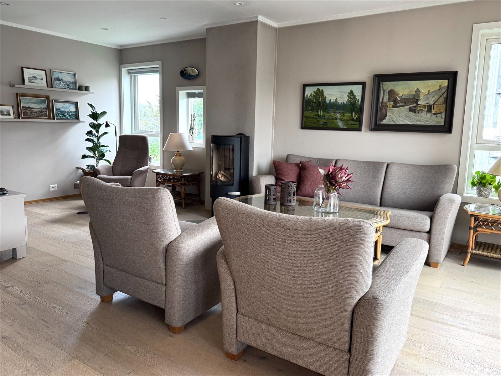 Romslig stue med plass til både sofagruppe og spisebord. Galleribilde