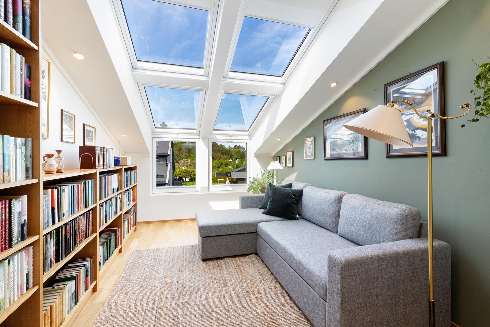 Loftstue med store vindusflater. Galleribilde