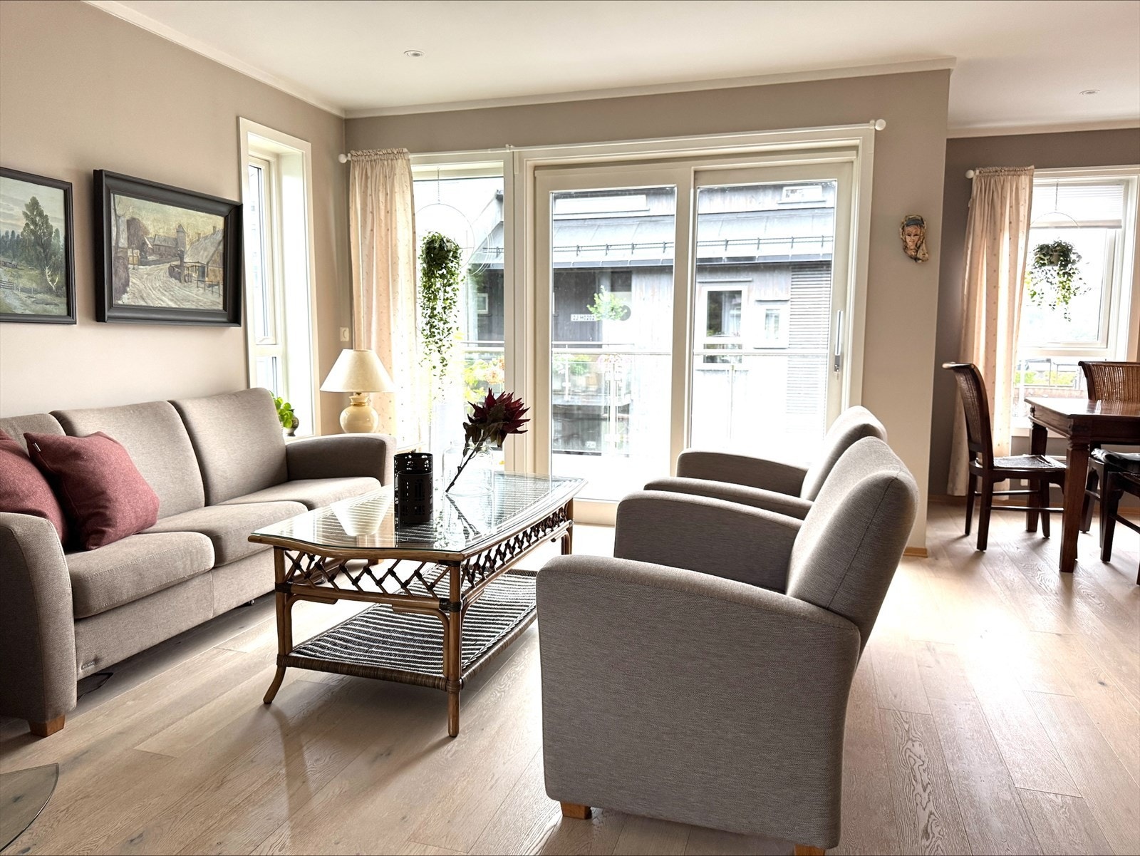 Romslig stue med plass til både sofagruppe og spisebord. Galleribilde