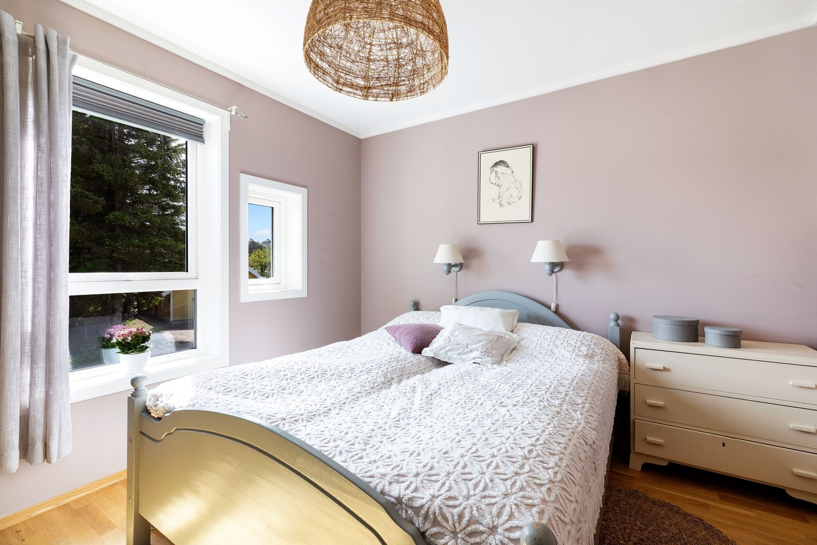 Hovedsoverom med god plass til klesskap. Galleribilde