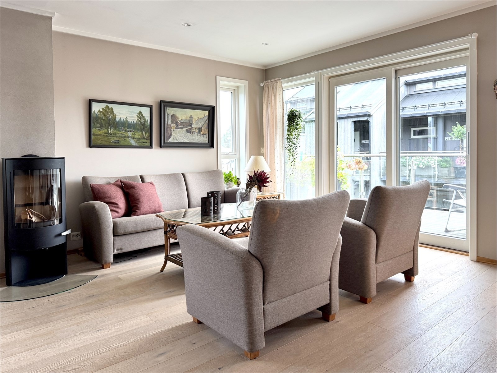 En pen 4-roms selveier med utgang til solrik balkong. 2 p.plasser med heis opp til bakkeplan. Galleribilde