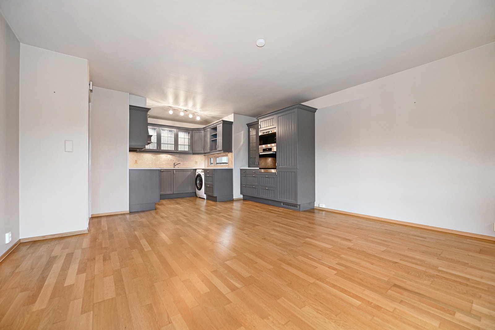 Den rektangulære planløsning gjør det enkelt å møblere, og det er god plass til både spisestue og sofagruppe med tilhørende møblement. Galleribilde