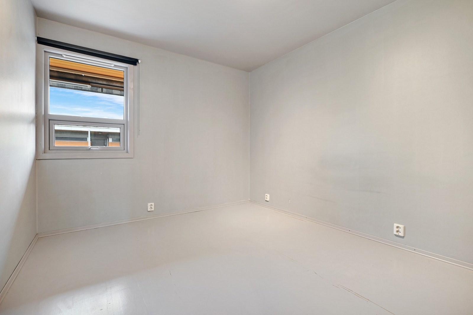 Hovedsoverommet er stort og luftig med god plass til dobbeltseng. Det er skyvedørsgarderobe i hovedsoverommmet Galleribilde