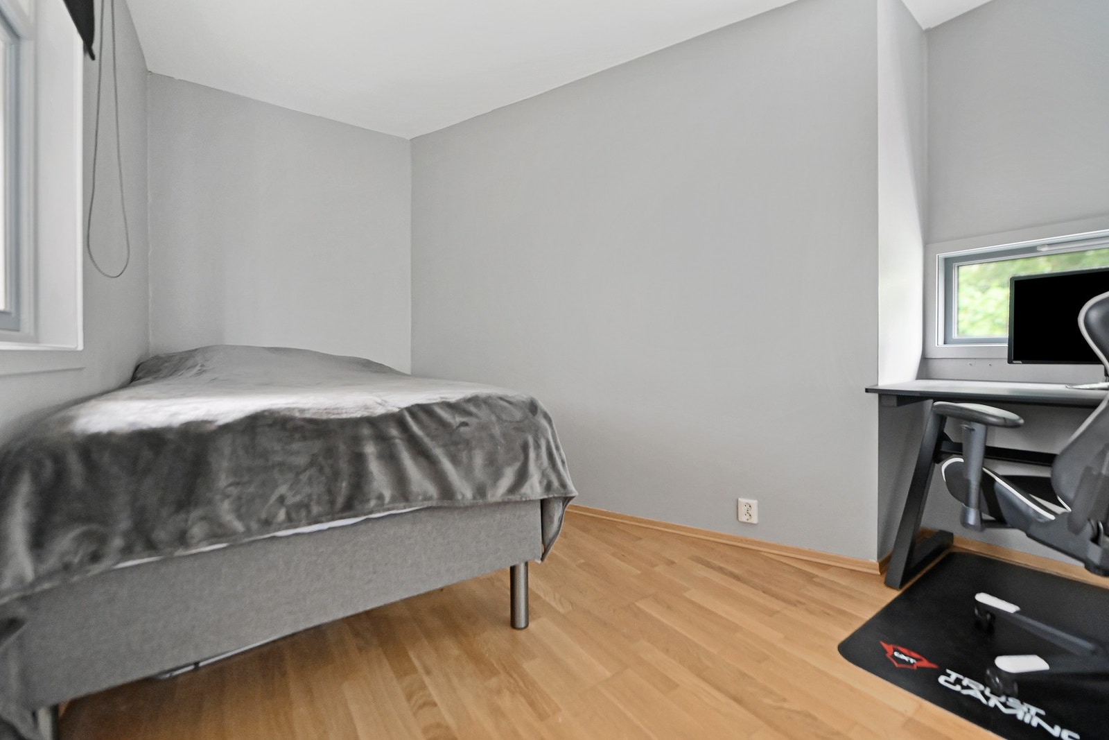 Boligen har to soverom, begge malt nøytrale farger. Galleribilde