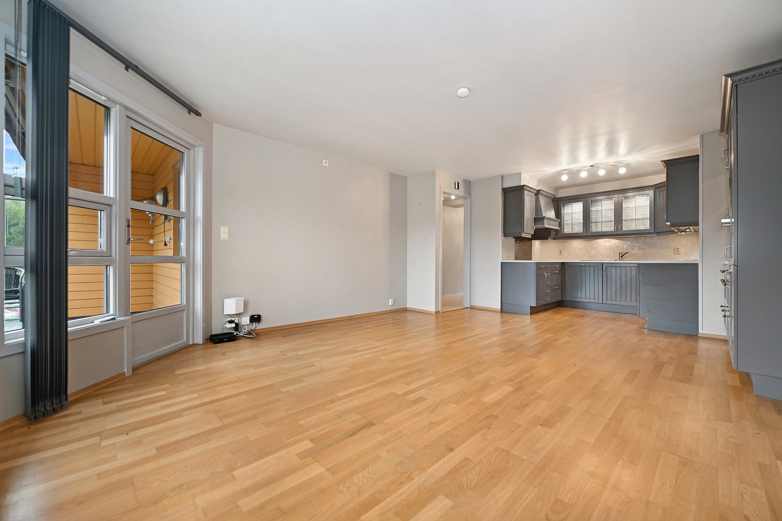 Fra stuen er det utgang til en veranda på 7 m² med El-styrt markise. Galleribilde